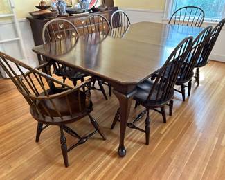 Stickley Dining room set with 4 leaves, 2 Windsor armchairs and 6 Windsor side chairs 
