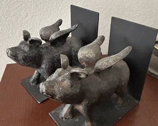 Flying pig bookends