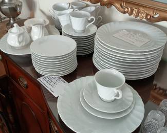 English fine china 
Available in even numbers  sets or the whole lot 