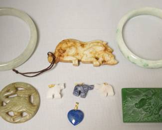 1264	JADE AND ONYX ASSORTMENT INCLUDING 4 SMALL PENDANTS, 2 BRACELETS, TABLET, DISC AND LYON
