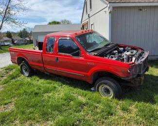 Lot 3: 1999 Ford F250 ext quad cab 4x4, V10, 5spd, showing 152,049 miles, gooseneck hitch, heat & air, (THEFT RECOVERY TRUCK) NEEDS FUEL PUMP/HOOD/HEADLIGHTS/FRONT BUMPER/RUNNING BOARDS/MIRRORS/TAIL GATE/SEAT/DOOR PANELS/NO RADIO (SEE PICS) HAVE TITLE IT IS NOT A SALVAGE TITLE (NOT RUNNING CURRENTLY. WILL HAVE TO BE TOWED OR HAULED)