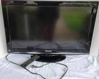 Panasonic LCD TV With Remote Turns On