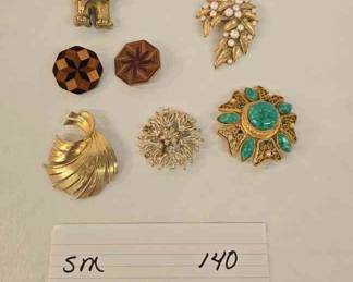10 ASSORTED BROOCHES 