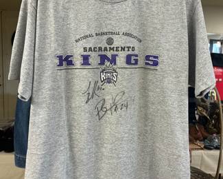 Signed Bobby Jackson #24 Sacramento Kings T-shirt.