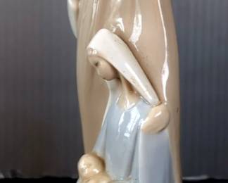 Lladro Holy Family Porcelain Figurine With Joseph, Mary, And Baby Jesus, 9" Tall