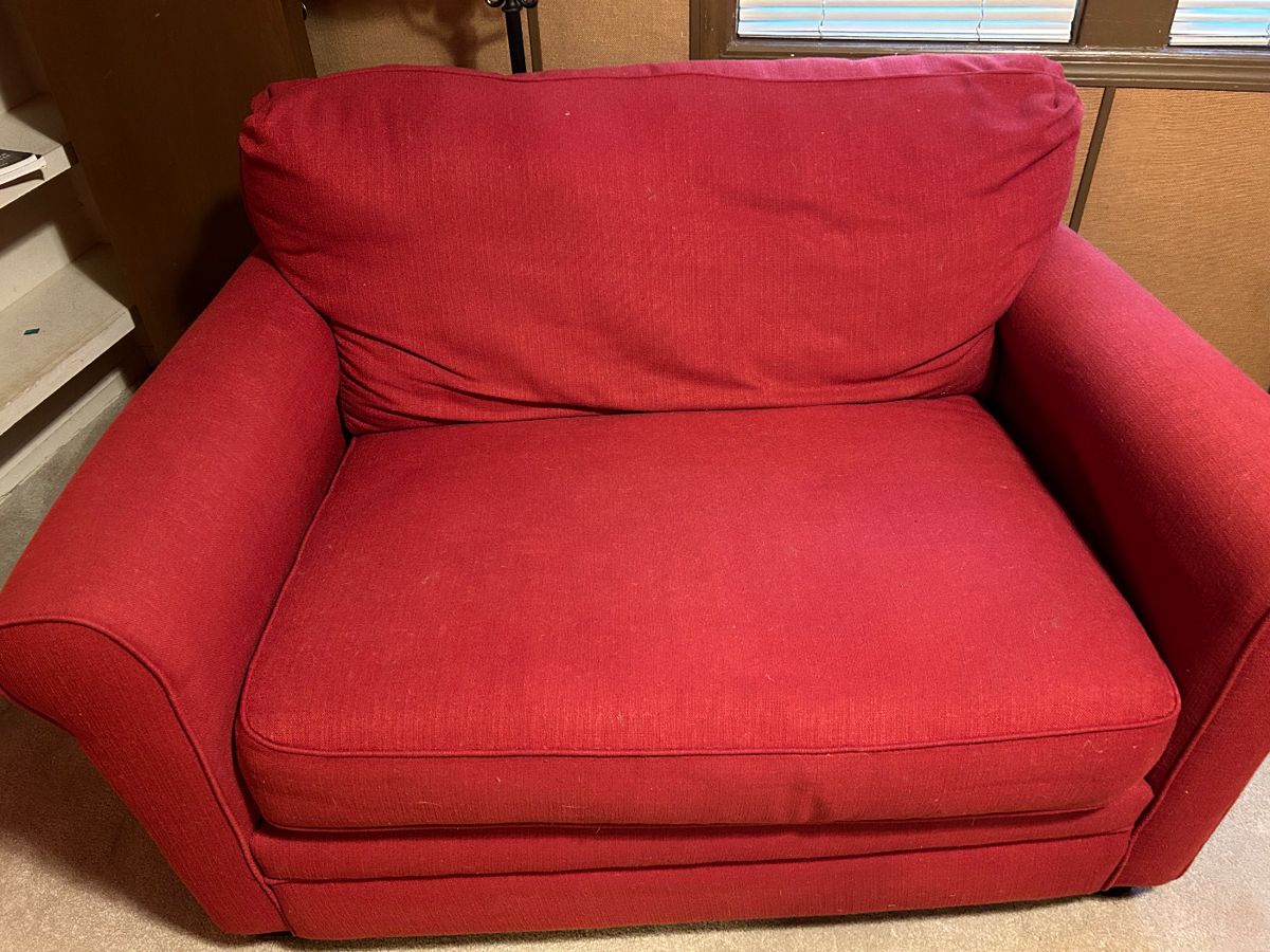 Loveseat/Oversize chair w/twin foldout bed
