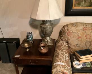 End table in living room with lamp & decor