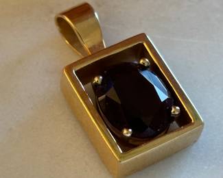 Beautiful gold pendant with amethyst