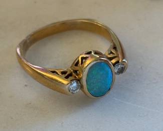 Stunning gold opal diamond ring