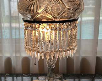 Stunning cut glass lamp with crystal prisms - Circa 1920s. 