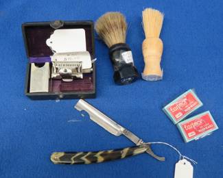 Lot 280. Vintage shaving kit with extra blades and a strait razor made in Germany