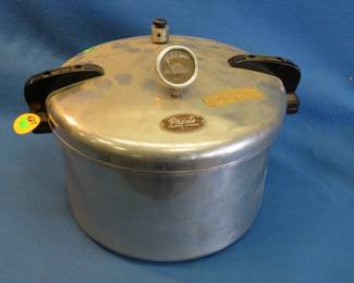 Lot 421. Presto Cooker-Canner-7. Untested