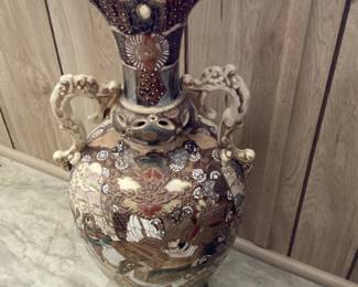 Beautiful vintage ornate Oriental vase 
