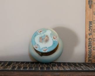 Powder jar with hinged lid