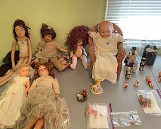 Many very old dolls.