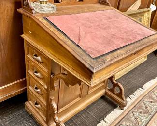 Davenport Desk Walnut /Edwardian era Lift top & drawers