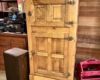 White Clad Ice box metal interior w/wire shelving