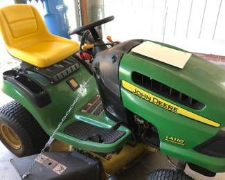 John Deere Riding Lawnmower (Runs Good)