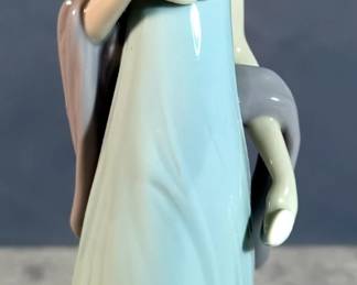 Lladro Ingenue Figurine No. 5487, 8" Tall