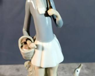 Lladro Girl With Umbrella No. 4510 Designed By Fulgencio Garcia, 10.5" Tall