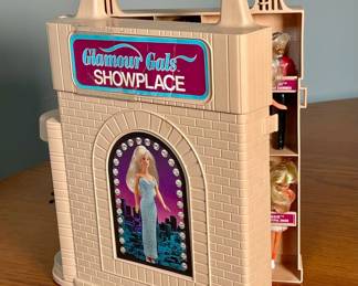 1981 Kenner Glamour Gals Showplace case and 15 dolls.