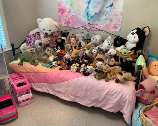 Metal Daybed, Stuffed animals 