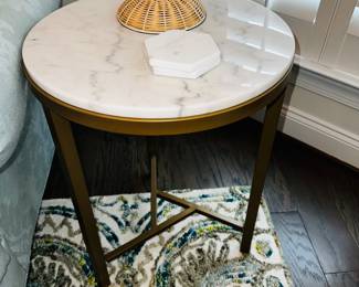 PRICE:$100.00 EACH -GOLD ROUND SIDE TABLES WITH WHITE MARBLE
​​​​​​​2 AVAILABLE
18”DIAMETER x 24”H 