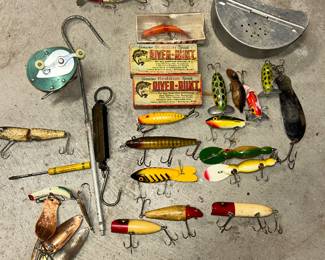 Sample  of the fishing lures with some accessories. NOTE: the two lures on top are JC Higgins. Two empty Hedden River Runts are empty.

