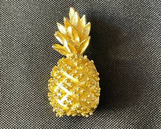 VINTAGE GOLD TONE TEXTURED PINEAPPLE BROOCH