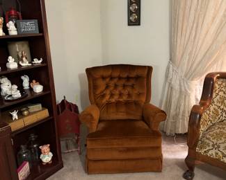 Vintage chair. Still comfy!!