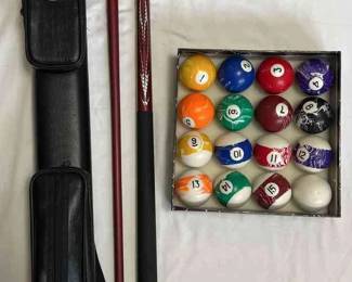 Maroon Pool Stick With Carrying Case With Ball Set