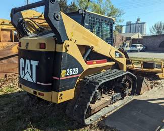 Caterpillar CAT 262B Skid Steer, With Heat And AC In Cab, 707 Hours Showing On Gauge, Front Hydraulics, Hydraulic, 80 Inch Detached Bucket With Cutting Edge, 18 Inch Loggering Tracks, With Turbo, Serial Number CAT0262VVPDT03654