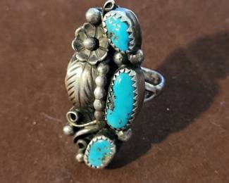 Very nice antique navajo sterling and turquouse ring.