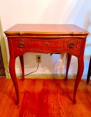 Side table/sewing table w/machine