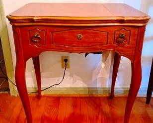 Side table/sewing table w/machine