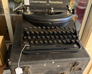 Antique Underwood typewriter w/ case