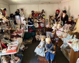 ANOTHER BUILDING FULL OF GREAT DOLLS!!