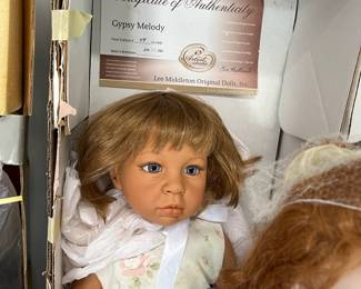 Many "Lee Middleton" dolls in boxes