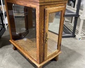 Thomas Furniture oak and glass top lit cabinet 33 x 30 x 16 in