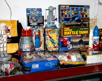 TABLES of Vintage Space Collectibles / Kits / Toys