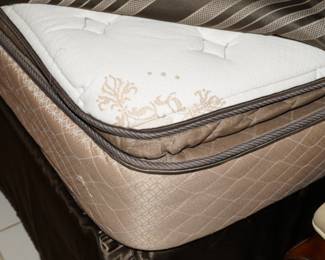 Cassandra Roberts Collection Stephany king size mattress/box spring