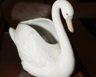 Nao porcelain swan