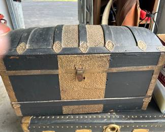 VINTAGE TRUNK IN NICE CONDITION.