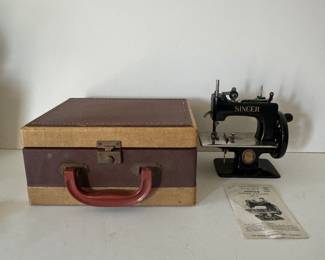 Vintage Child's Singer Sewing Machine 20-10 w/Case (Located Upstairs)