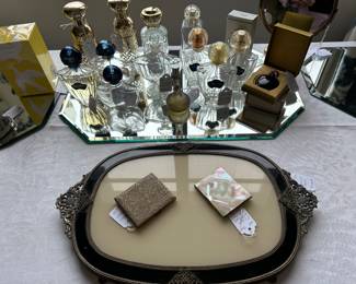 Vintage perfume and scent bottles, dresser tray, compacts