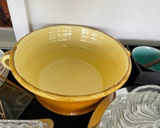 Sur le Table large mustard yellow bowl.