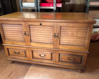 (Lot 25) $250 - Lane Cedar Chest with Drawer. 