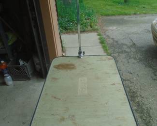 Dog grooming table