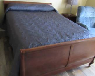 Antique sleigh bed