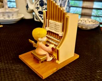 1980’s Organ playing angel